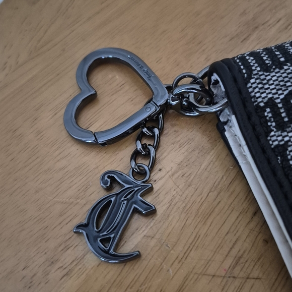 Juicy Couture State Of My Hearr Gray And Black Wallet With Heart Shaped Keychain - Picture 5 of 9